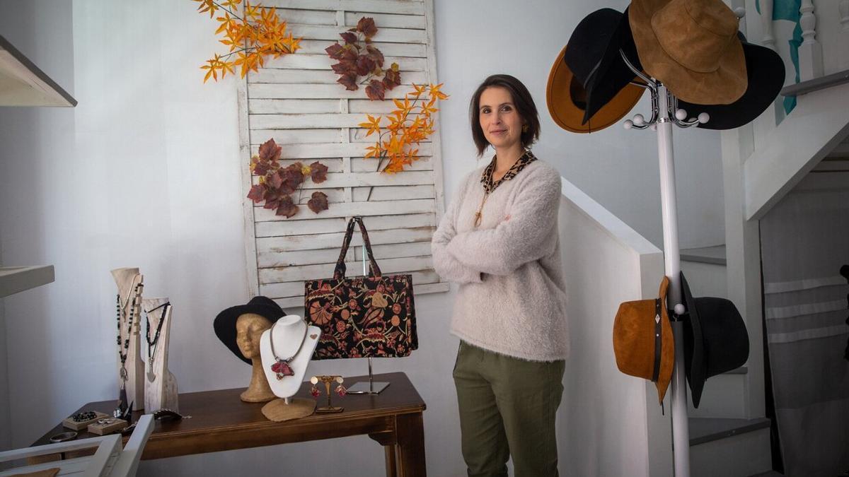 Andrea Rubio, en el interior de su tienda de artesanía recién inaugurada, CarlinArt, en el número 7 de la calle Bergamín.