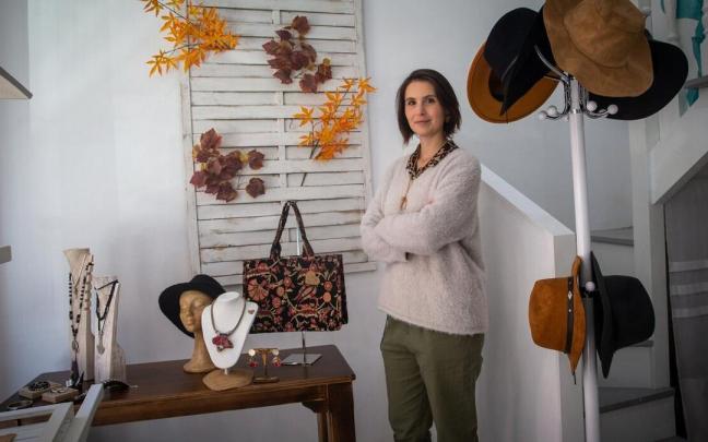 Andrea Rubio, en el interior de su tienda de artesanía recién inaugurada, CarlinArt, en el número 7 de la calle Bergamín. Andrea Rubio, en el interior de su tienda de artesanía recién inaugurada, CarlinArt, en el número 7 de la calle Bergamín.