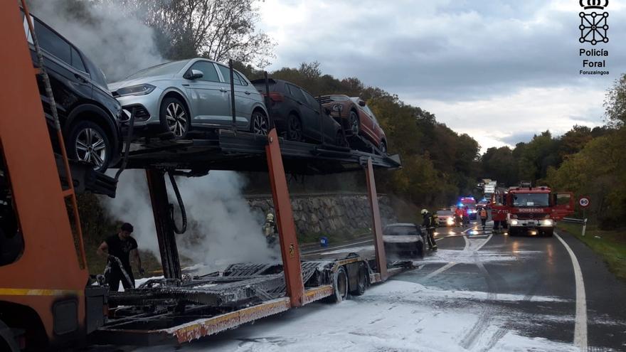 Imagen de las labores de extinción del fuego en Arraitz