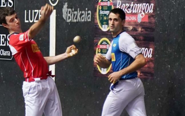 Julen Martija y Jon Ander Albisu, en el front&oacute;n Bizkaia de Bilbao.