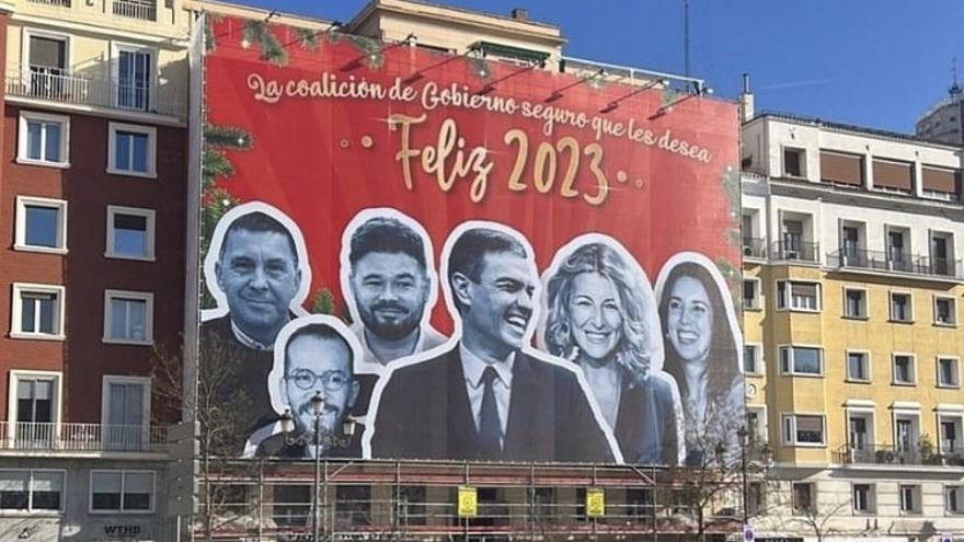 Las juventudes del PP colocaron ayer un cartel gigante en la calle Ferraz contra Sánchez y sus socios.