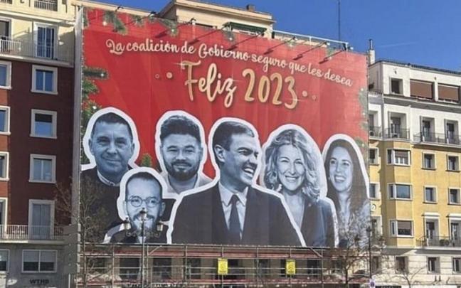 Las juventudes del PP colocaron ayer un cartel gigante en la calle Ferraz contra Sánchez y sus socios. Las juventudes del PP colocaron ayer un cartel gigante en la calle Ferraz contra Sánchez y sus socios.