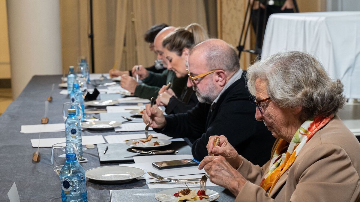 El jurado del certamen, probando algunos de los pintxos