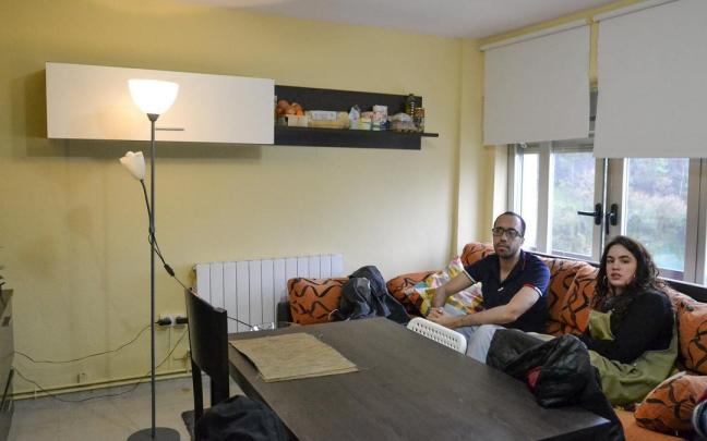 Ramón Ascanio y Mar Puig, en el piso que comparten en Otxarkoaga