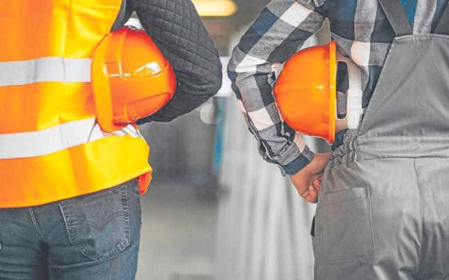 Dos trabajadores en una imagen de recurso. Dos trabajadores en una imagen de recurso.