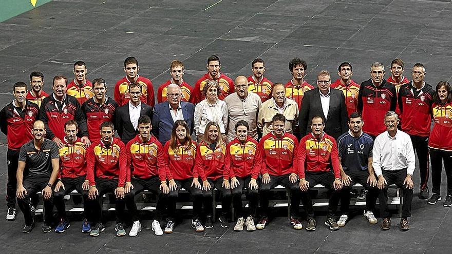 Los 18 pelotaris, cuerpo técnico e instituciones, en el Navarra Arena.