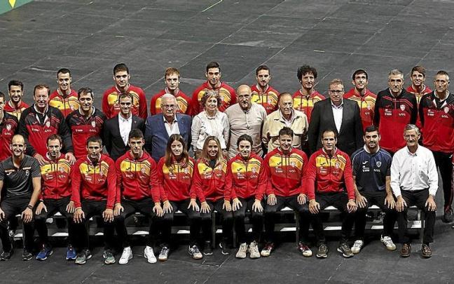 Los 18 pelotaris, cuerpo técnico e instituciones, en el Navarra Arena. Los 18 pelotaris, cuerpo técnico e instituciones, en el Navarra Arena.