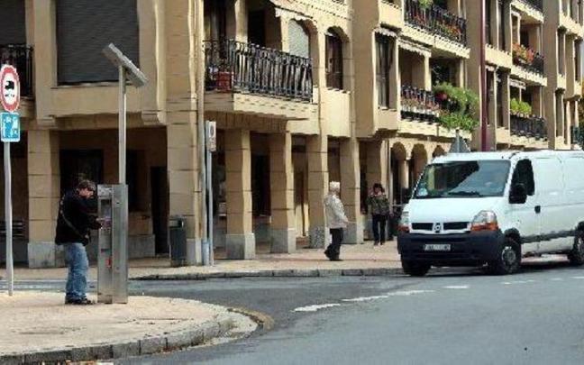 Una persona retira un tique de una máquina de la OTA en Zarautz.