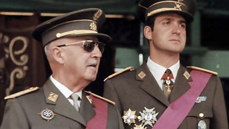 Franco con Juan Carlos I, durante un acto oficial