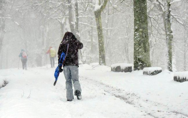 Un hombre camina entre la nieve en la subida al Alto de Urkliola. Un hombre camina entre la nieve en la subida al Alto de Urkliola.