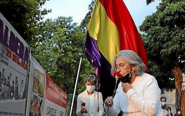 Una mujer deposita una rosa en el homenaje de 2021. Una mujer deposita una rosa en el homenaje de 2021.
