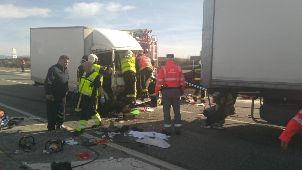 Bomberos auxilian a los dos trabajadores heridos.