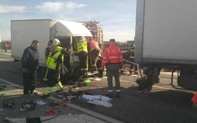 Bomberos auxilian a los dos trabajadores heridos.