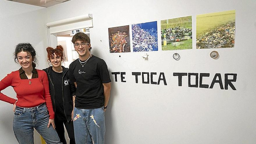 Celia Sáez, Nefer Olaizola y Unai Alonso, ayer en el espacio de la plaza San Antón. | FOTO: ALEX LARRETXI