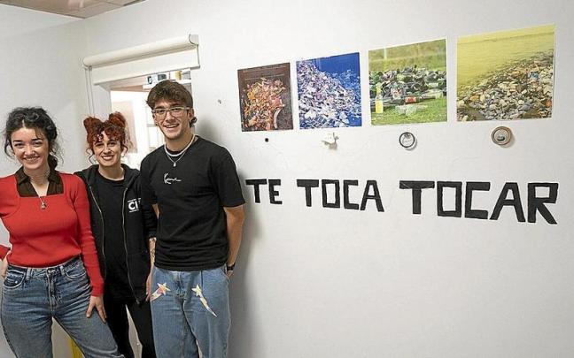 Celia S&aacute;ez, Nefer Olaizola y Unai Alonso, ayer en el espacio de la plaza San Ant&oacute;n. | FOTO: ALEX LARRETXI