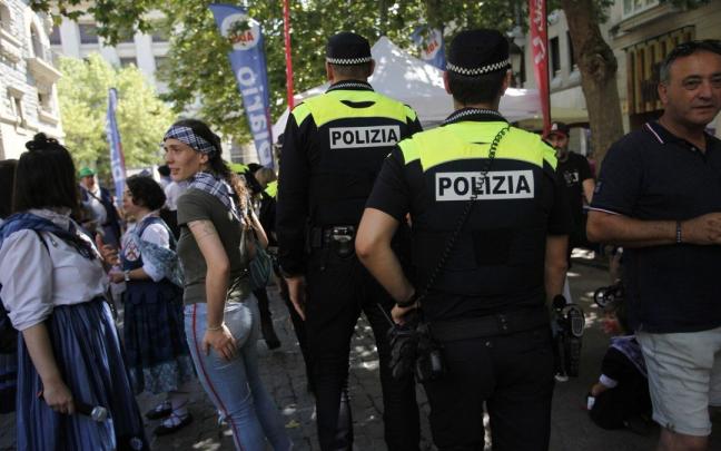 Dos agentes de la Policía Local patrullan por Vitoria en fiestas Dos agentes de la Policía Local patrullan por Vitoria en fiestas