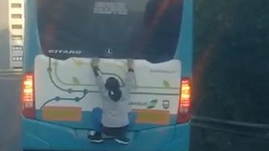 Vídeo: peligroso viaje de un joven en un autobús de Gipuzkoa