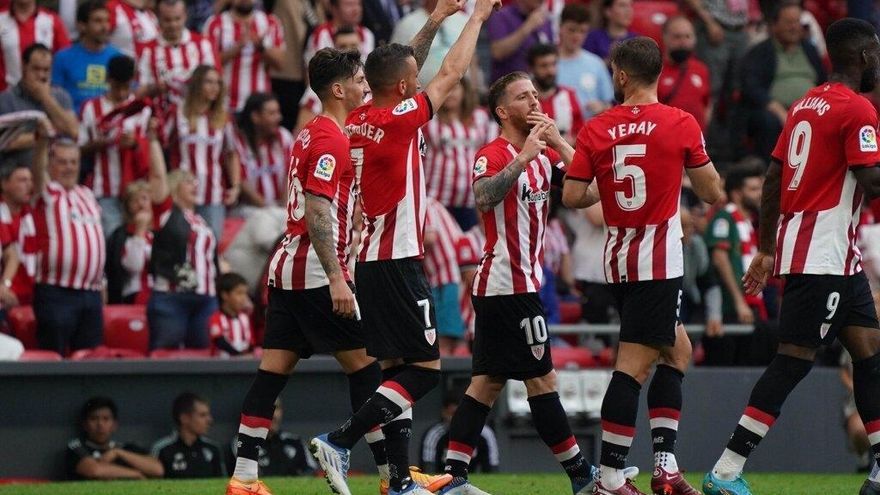 Los jugadores del Athletic se abrazan a Berenguer, autor del primer gol.