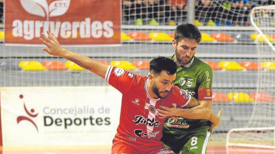 El capitán, Roberto Martil, en plena lucha por el balón. | FOTO: CARTAGENA