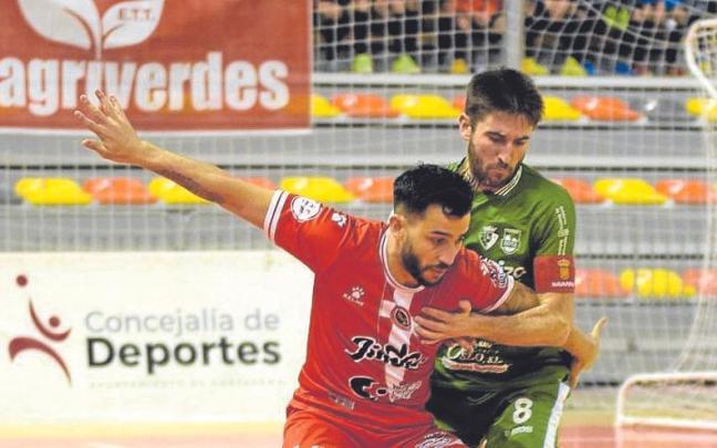 El capitán, Roberto Martil, en plena lucha por el balón. | FOTO: CARTAGENA El capitán, Roberto Martil, en plena lucha por el balón. | FOTO: CARTAGENA