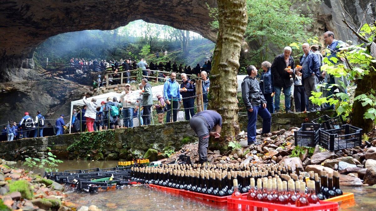 No faltó el vino refrescado en Infernuko erreka.