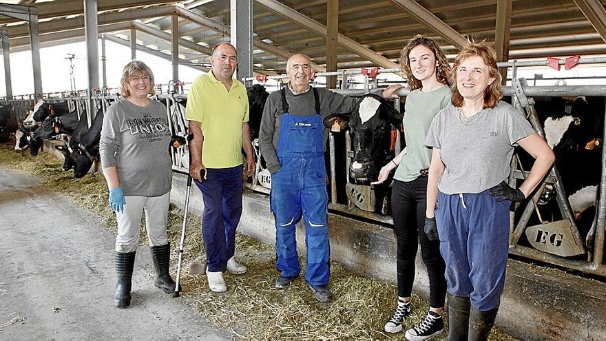 La familia López de Abetxuko, que regenta una de las ocho granjas que se ha sumado a la demanda conjunta, en su explotación. | FOTO: PILAR BARCO