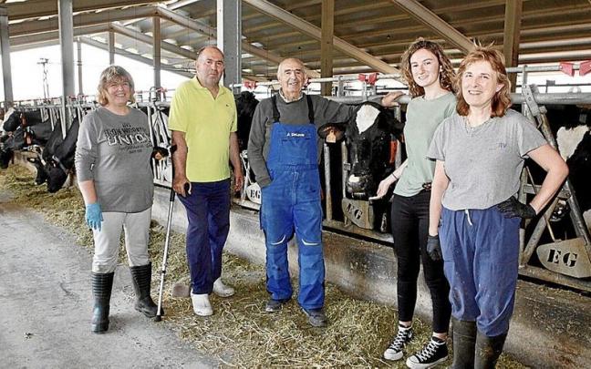 La familia López de Abetxuko, que regenta una de las ocho granjas que se ha sumado a la demanda conjunta, en su explotación. | FOTO: PILAR BARCO La familia López de Abetxuko, que regenta una de las ocho granjas que se ha sumado a la demanda conjunta, en su explotación. | FOTO: PILAR BARCO