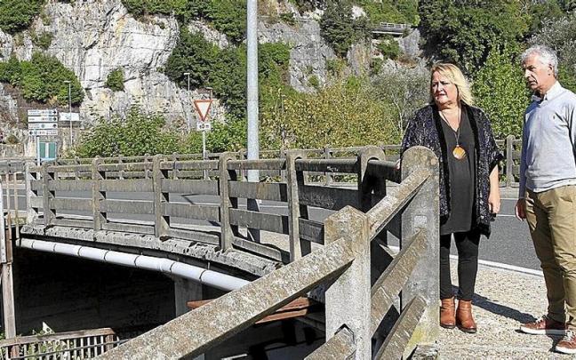 La diputada Aintzane Oiarbide y el alcalde, I&ntilde;aki Arregi, junto al puente que ser&aacute; remodelado, ayer.