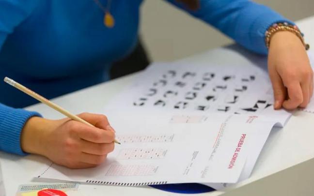 Una estudiante realiza la prueba de admisi&oacute;n