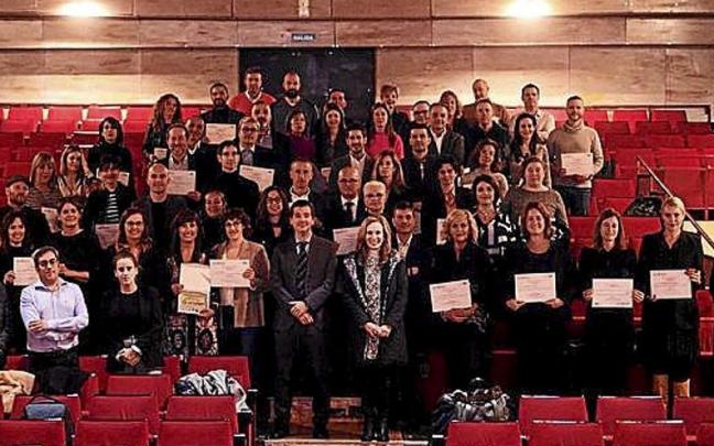 Representantes de las compa&ntilde;&iacute;as distinguidas, con Mikel Irujo e Izaskun Go&ntilde;i. | FOTO: CEDIDA