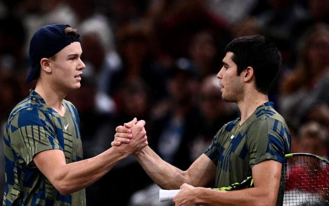 Rune y Alcaraz se saludan al finalizar el partido. Rune y Alcaraz se saludan al finalizar el partido.
