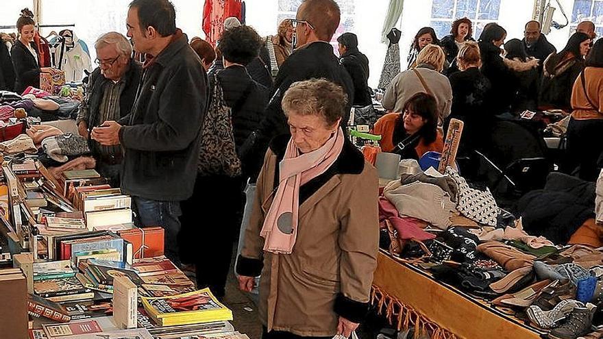 Puestos de una feria de segunda mano celebrada en Eibar.