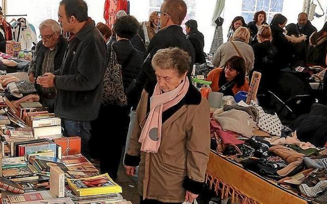 Puestos de una feria de segunda mano celebrada en Eibar. Puestos de una feria de segunda mano celebrada en Eibar.