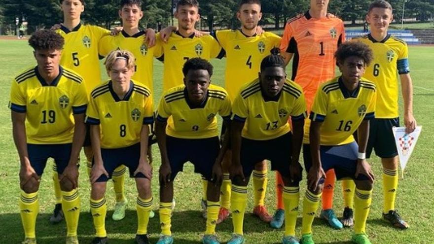 Santino Samuyiwa, abajo a la izquierda, con el número 19