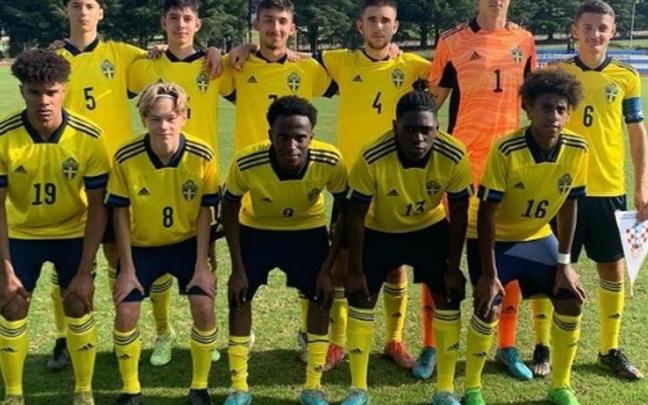 Santino Samuyiwa, abajo a la izquierda, con el número 19