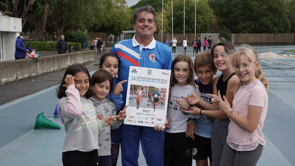 Josu Hernández, organizador de la Milla, junto a las integrantes más jóvenes del Berango Atletismo Taldea.