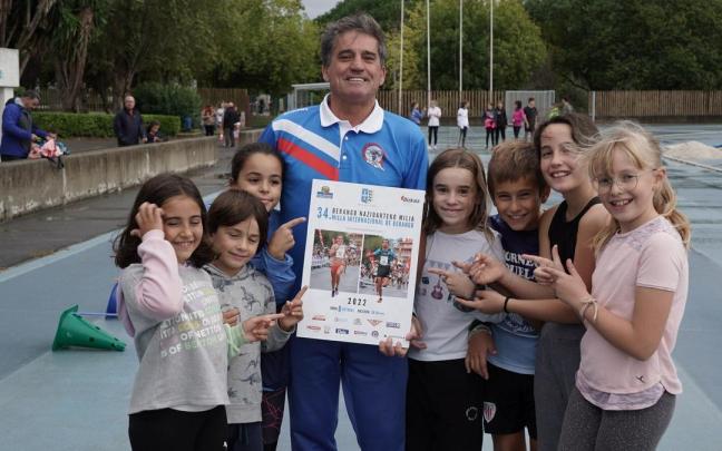 Josu Hernández, organizador de la Milla, junto a las integrantes más jóvenes del Berango Atletismo Taldea. Josu Hernández, organizador de la Milla, junto a las integrantes más jóvenes del Berango Atletismo Taldea.