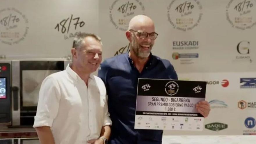 Mitxel Su&aacute;rez celebra el subcampeonato logrado con 'Maite-quilla'