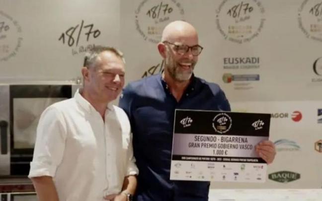 Mitxel Su&aacute;rez celebra el subcampeonato logrado con 'Maite-quilla'