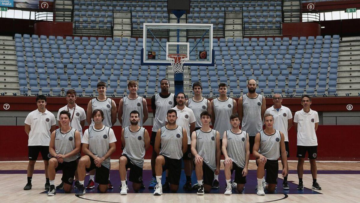 La plantilla del GBC posa para los medios en su primer día de entrenamiento