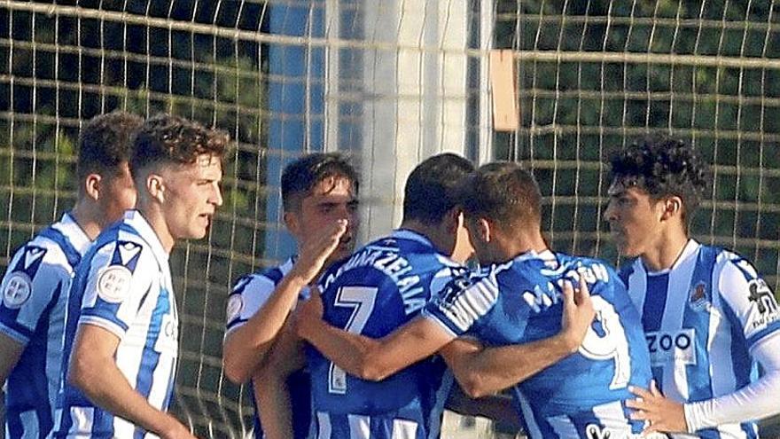 Los jugadores realistas celebran uno de sus goles. | FOTO: JAVI COLMENERO