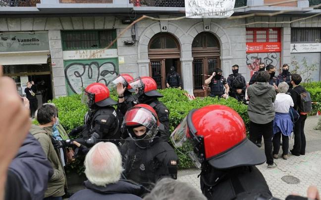 El fondo Azora ejecutó el 16 de marzo el desahucio de una familia de la avenida de Ategorrieta de Donostia. El fondo Azora ejecutó el 16 de marzo el desahucio de una familia de la avenida de Ategorrieta de Donostia.