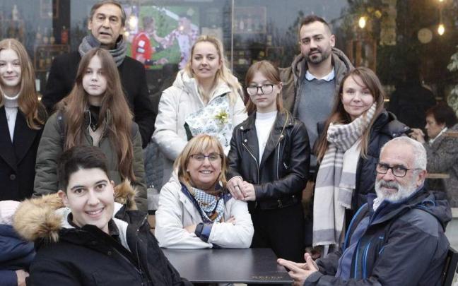 Mila, apoyada en el hombro de Itziar, celebra su cumpleaños; al lado, su madre Natalii, y Javier. Abajo, sentada, Janire. Detrás, amigos y amigas. Mila, apoyada en el hombro de Itziar, celebra su cumpleaños; al lado, su madre Natalii, y Javier. Abajo, sentada, Janire. Detrás, amigos y amigas.