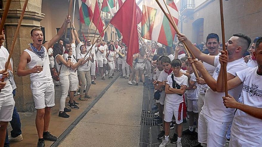 La juventud forma un pasillo lleno de ikurriñas y banderas forales.