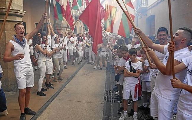 La juventud forma un pasillo lleno de ikurriñas y banderas forales. La juventud forma un pasillo lleno de ikurriñas y banderas forales.