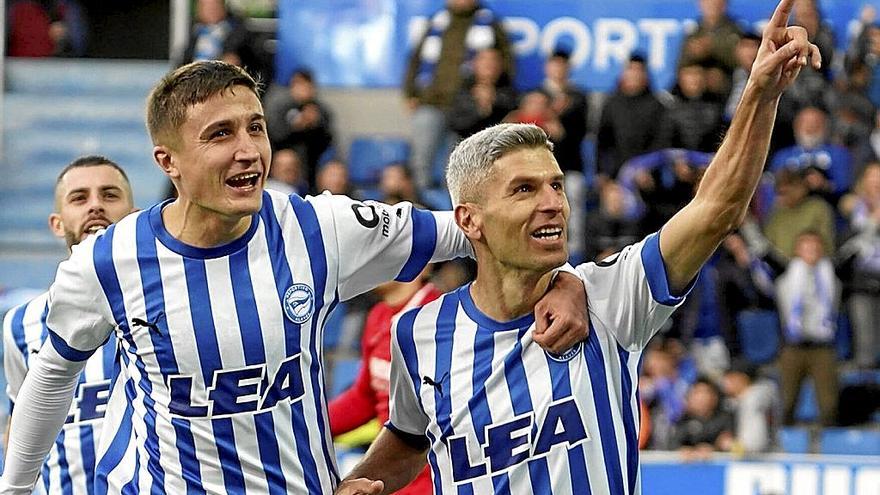 Salva Sevilla celebra, junto a Nahuel Tenaglia, su gol ante el Villarreal B.