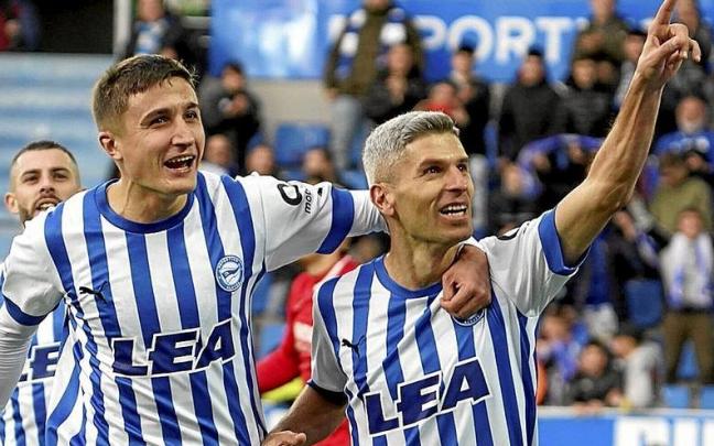 Salva Sevilla celebra, junto a Nahuel Tenaglia, su gol ante el Villarreal B.