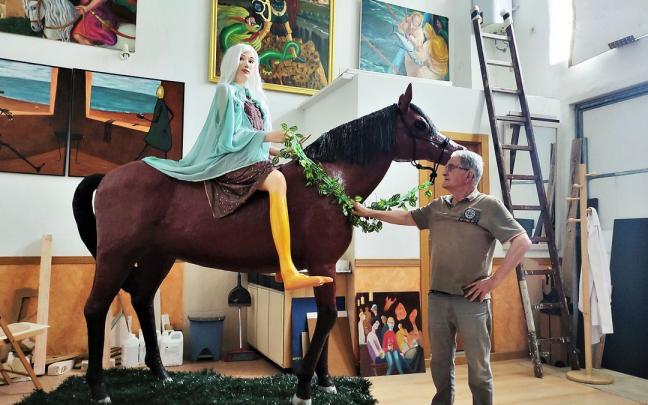 Con el caballo, en su estudio y rodeado por cuadros que firma con su nombre artístico: ‘Bortedo’.