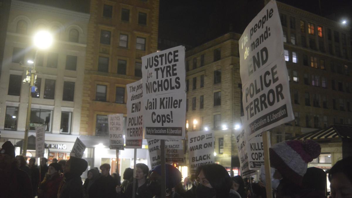 Protesta por la muerte de Tyre Nichols por violencia policial en Memphis.