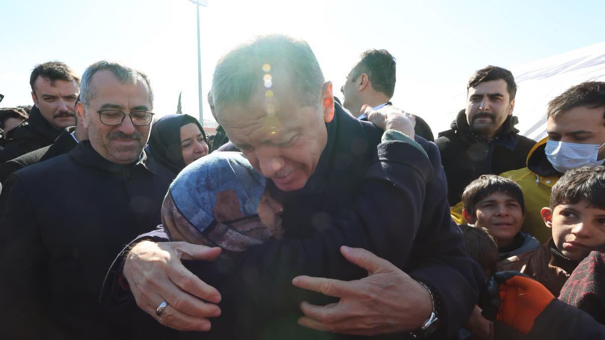 Erdogan se abraza a una mujer afectada por el seísmo en Kahramanmarash.
